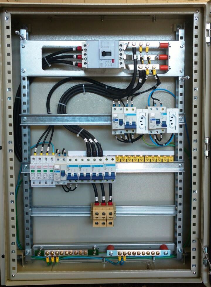 Quadros e Painéis em Baixa Tensão